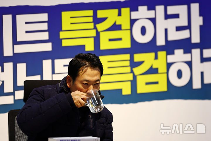 [서울=뉴시스] 김명년 기자 = '민주당의 공천 뇌물·통일교 게이트 특검 수용' 촉구 단식농성 중인 장동혁 국민의힘 대표가 16일 오전 서울 여의도 국회 로텐더홀에서 단식농성 중 물을 마시고 있다. 2026.01.16. kmn@newsis.com