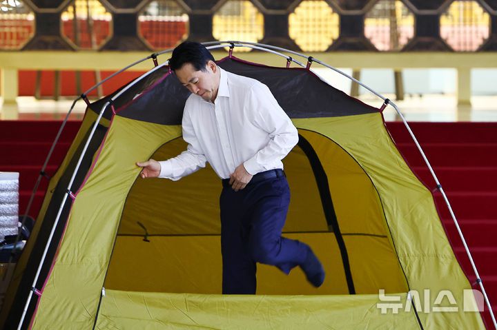 [서울=뉴시스] 김명년 기자 = '민주당의 공천 뇌물·통일교 게이트 특검 수용' 촉구 단식농성 중인 장동혁 국민의힘 대표가 16일 오전 서울 여의도 국회 로텐더홀 농성장에 마련된 텐트에서 나오고 있다. 2026.01.16. kmn@newsis.com