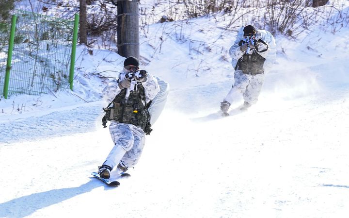 [서울=뉴시스] 해병대 특수수색여단은 지난 2일부터 2월 26일까지 강원 평창군 황병산 일대에서 2026년 동계 설한지 훈련을 한다. 사진은 지난 14일 해병대 특수수색여단 장병들이 텔레마크 스키로 설상 기동을 실시하고 있다. (사진=해병대사령부 제공) 2026.01.16. photo@newsis.com *재판매 및 DB 금지