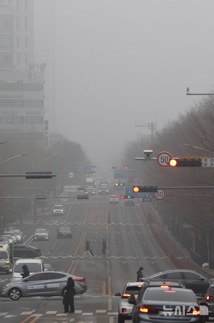 [인천=뉴시스] 전진환 기자 = 짙은 안개와 함께 전국 곳곳의 초미세먼지 농도가 나쁨 수준을 보인 16일 오전 인천 남동구 구월동에서 바라본 도심이 뿌옇게 보이고 있다.   2026.01.16. amin2@newsis.com