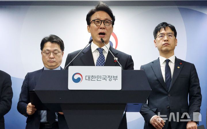 [서울=뉴시스] 김민석 국무총리가 16일 오전 서울 종로구 정부서울청사에서 행정통합 인센티브 발표 관련 브리핑을 하고 있다. 2026.01.16. scchoo@newsis.com