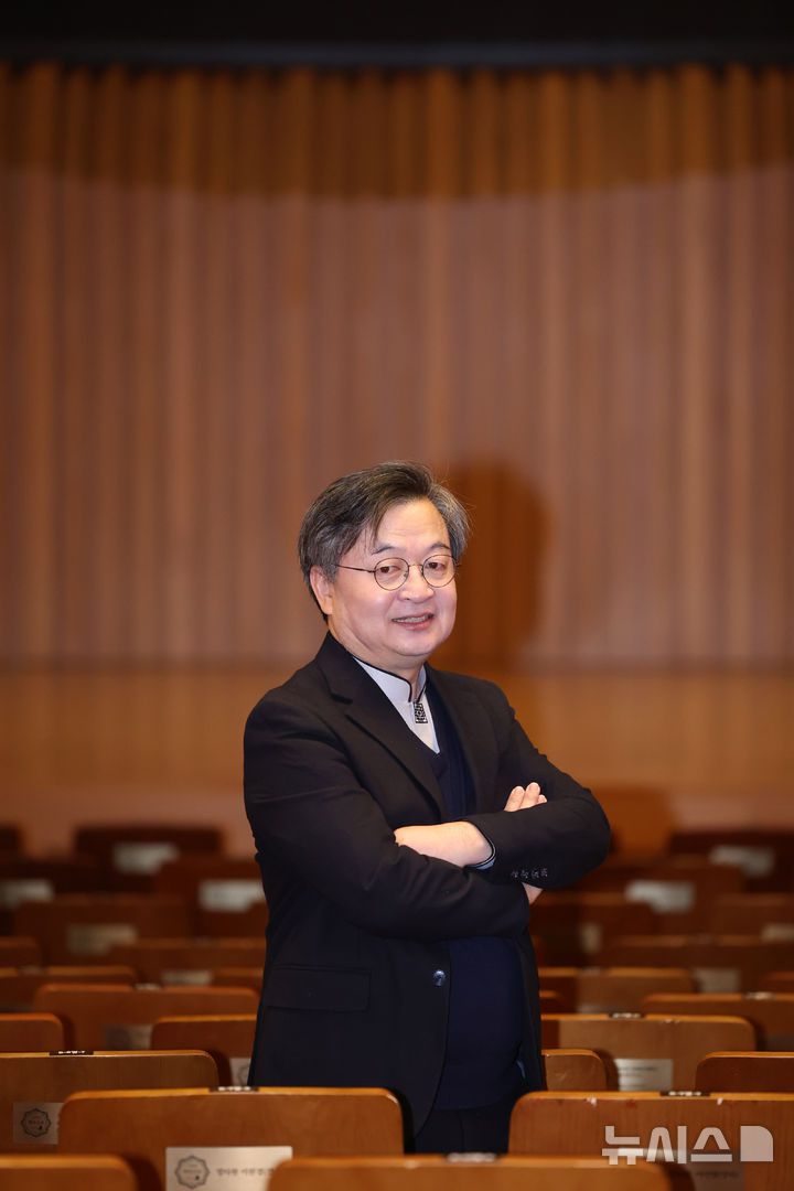 [서울=뉴시스] 배훈식 기자 = '만남 중창단' 김진 목사가 16일 오전 서울 동작구 원불교소태산기념관에서 뉴시스와 인터뷰 전 포즈를 취하고 있다. 2026.01.16. dahora83@newsis.com