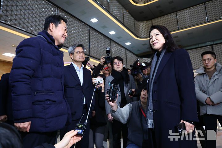 [서울=뉴시스] 김명년 기자 = 장동혁 국민의힘 대표가 16일 서울 여의도 국회에서 단식농성 중 격려방문한 이진숙 전 방송통신위원장과 만나 대화하고 있다. 2026.01.16. kmn@newsis.com