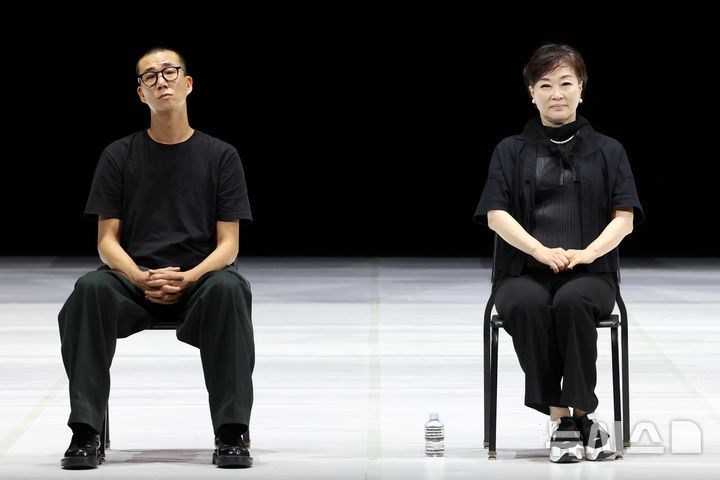 [서울=뉴시스] 박진희 기자 = 서울시무용단 '일무' 안무가  정혜진(오른쪽)과 김성훈이 2025년 8월 21일 서울 종로구 세종문화회관에서 서울시무용단 '일무' 시연을 마치고 기자간담회를 하고 있다. 두 안무가는 무용계의 '오스카상'으로 불리는 '베시 어워드' 후보에 올라 오는 20일(현지시각) 미국 뉴욕 딕슨 플레이스에서 열리는 시상식에 참석한다. 2026.01.19. pak7130@newsis.com