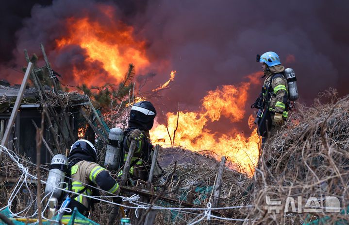 [서울=뉴시스] 최진석 기자 = 16일 화재가 발생한 서울 개포동 구룡마을에서 소방대원들이 진화작업을 하고 있다. 2026.01.16. myjs@newsis.com