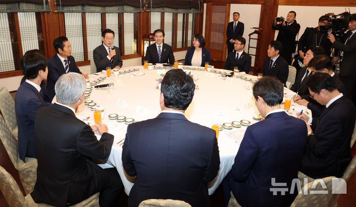 [서울=뉴시스] 고범준 기자 = 이재명 대통령이 16일 청와대 상춘재에서 열린 정당 지도부 초청 오찬에서 인사말을 하고 있다. 2026.01.16. bjko@newsis.com