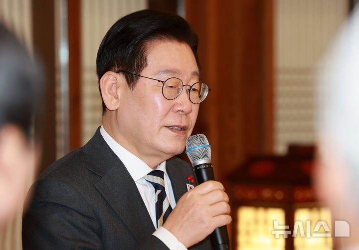 [서울=뉴시스] 고범준 기자 = 이재명 대통령이 16일 청와대 상춘재에서 열린 정당 지도부 초청 오찬에서 인사말을 하고 있다. 2026.01.16. bjko@newsis.com