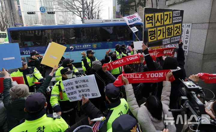 [서울=뉴시스] 홍효식 기자 = 윤석열 전 대통령의 체포영장 집행 방해 혐의 등 1심 선고기일인 16일 오후 서울 서초구 서울중앙지방법원 앞에서 윤석열 전 대통령이 탑승한 호송차량이 법정으로 향하고 있다. 2026.01.16. yesphoto@newsis.com
