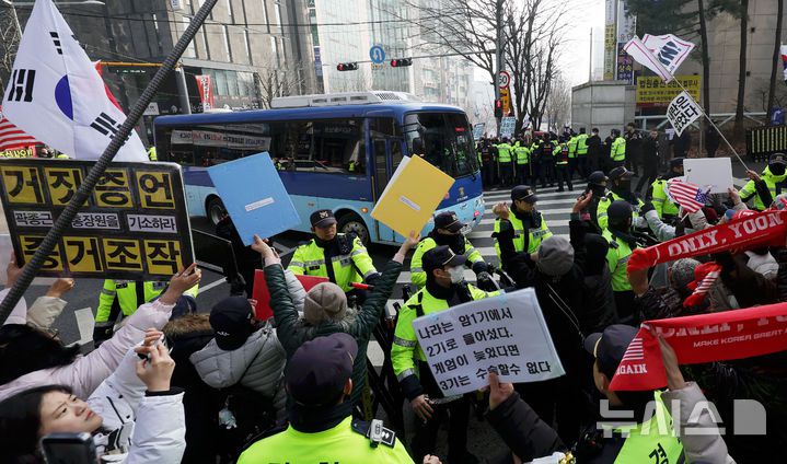[서울=뉴시스] 홍효식 기자 = 윤석열 전 대통령의 체포영장 집행 방해 혐의 등 1심 선고기일인 16일 오후 서울 서초구 서울중앙지방법원 앞에서 윤석열 전 대통령이 탑승한 호송차량이 법정으로 향하고 있다. 2026.01.16. yesphoto@newsis.com
