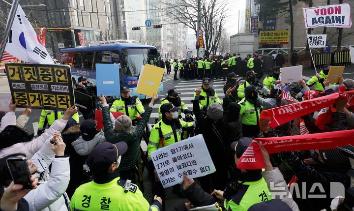 [서울=뉴시스] 홍효식 기자 = 윤석열 전 대통령의 체포영장 집행 방해 혐의 등 1심 선고기일인 16일 오후 서울 서초구 서울중앙지방법원 앞에서 윤석열 전 대통령이 탑승한 호송차량이 법정으로 향하고 있다. 2026.01.16. yesphoto@newsis.com