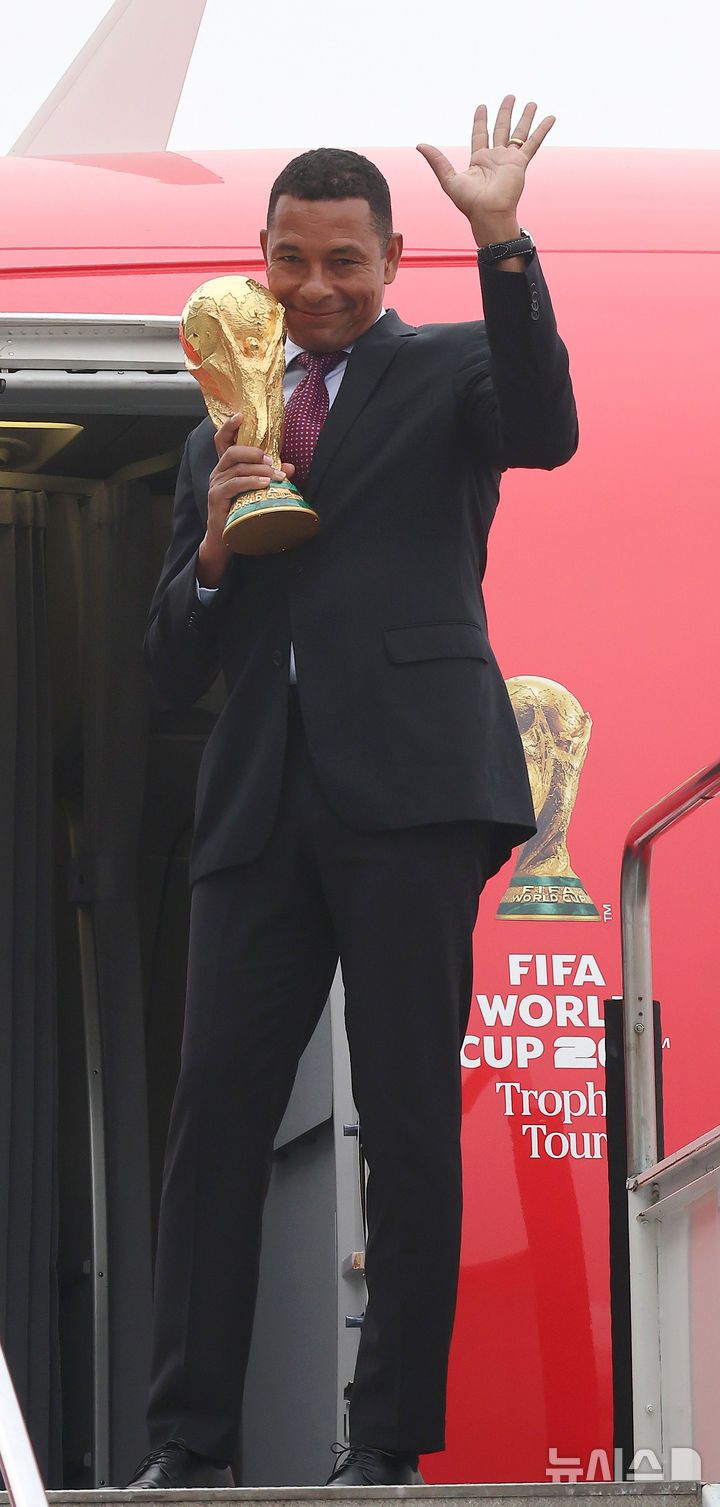 [서울=뉴시스] 공항사진기자단 = FIFA 레전드이자 전 브라질 축구 국가대표 선수 지우베르투 시우바가 16일 서울 강서구 김포비즈니스항공센터에서 ‘FIFA 월드컵™ 트로피 투어 by 코카-콜라’ 일정으로 방한해 오리지널 FIFA 월드컵 트로피를 들며 포즈를 취하고 있다. 2025.1.16. photo@newsis.com