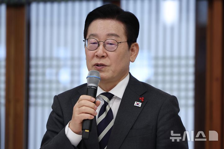 [서울=뉴시스] 고범준 기자 = 이재명 대통령이 16일 청와대 상춘재에서 열린 정당 지도부 초청 오찬에서 발언하고 있다. 2026.01.16. bjko@newsis.com