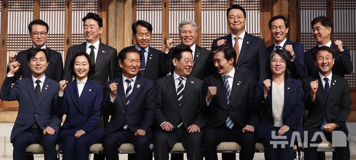 [서울=뉴시스] 고범준 기자 = 이재명 대통령이 16일 청와대 상춘재에서 열린 정당 지도부 초청 오찬에서 정당 지도부들과 기념촬영을 하고 있다. 2026.01.16. bjko@newsis.com