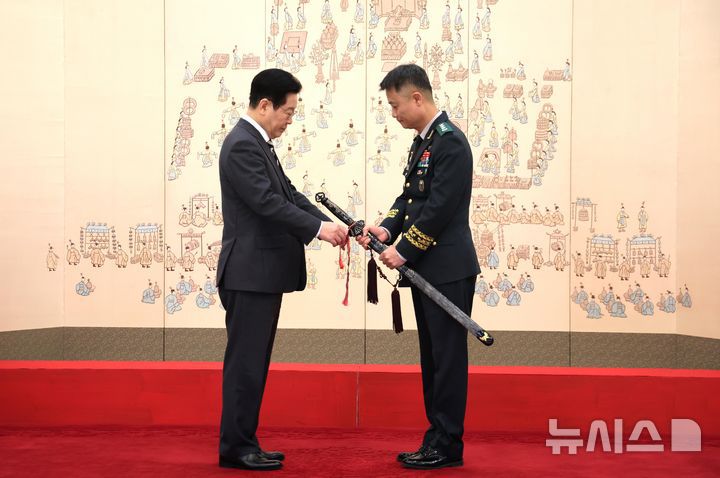 [서울=뉴시스] 고범준 기자 = 이재명 대통령이 16일 청와대 본관에서 열린 3성 장군 진급·보직 신고 및 수치 수여식에서 박성제 육군특수전사령부 사령관의 삼정검에 수치를 달아주고 있다. 2026.01.16. bjko@newsis.com