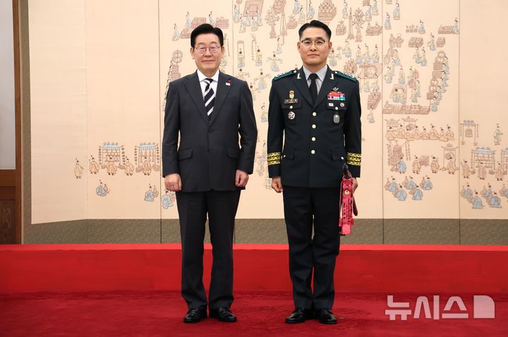 [서울=뉴시스] 고범준 기자 = 이재명 대통령이 16일 청와대 본관에서 열린 3성 장군 진급·보직 신고 및 수치 수여식에서 강관범 육군교육사령관의 삼정검에 수치를 달아준 후 기념촬영 하고 있다. 2026.01.16. bjko@newsis.com