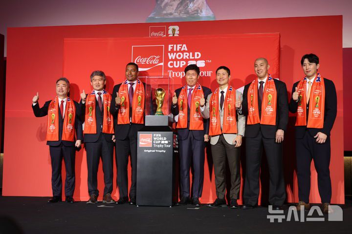 [서울=뉴시스] 황준선 기자 = 전 브라질 축구 국가대표 선수 지우베르투 시우바를 비롯한 참석자들이 16일 오후 서울 용산구 CGV용산아이파크몰에서 열린 FIFA 월드컵 트로피 투어 미디어 간담회에서 기념촬영을 하고 있다. 사진 왼쪽부터 이준엽 한국 코카 콜라 대표이사, 김승희 대한축구협회 전무, 지우베르투 시우바, 차범근 전 감독, 이영표 해설위원, 차두리 감독, 구자철 전 선수. 2026.01.16. hwang@newsis.com