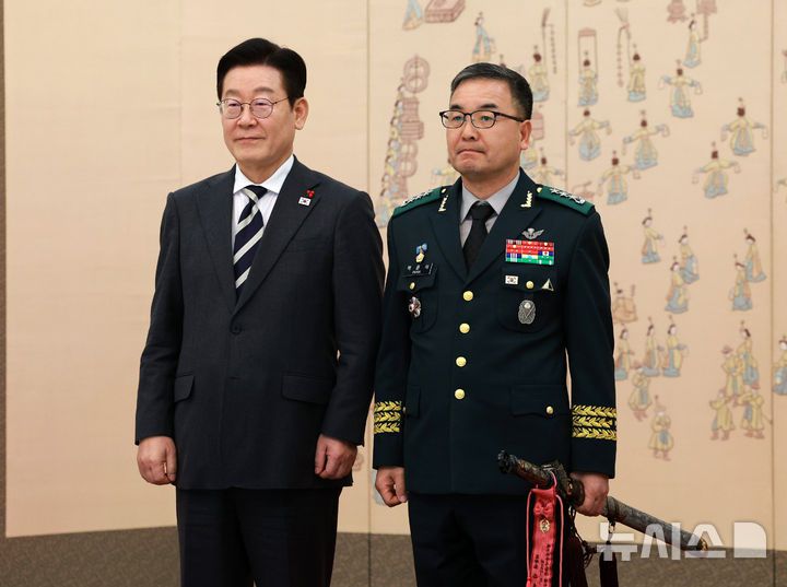 [서울=뉴시스] 고범준 기자 = 이재명 대통령이 16일 청와대 본관에서 열린 3성 장군 진급·보직 신고 및 수치 수여식에서 박춘식 육군군수사령부 사령관과 기념촬영을 하고 있다. 2026.01.16. bjko@newsis.com