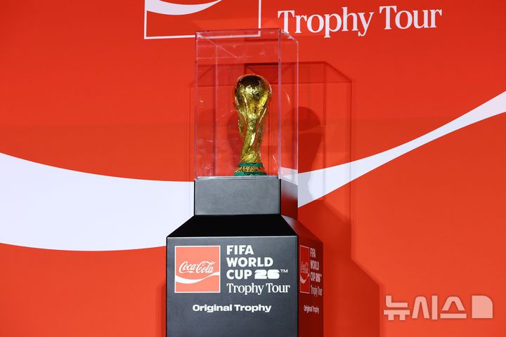 [서울=뉴시스] 황준선 기자 = 16일 오후 서울 용산구 CGV용산아이파크몰에서 열린 FIFA 월드컵 트로피 투어 미디어 간담회에서 FIFA 월드컵 트로피가 공개되어 있다. 2026.01.16. hwang@newsis.com