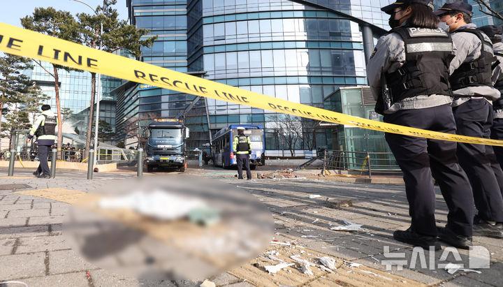 [서울=뉴시스] 추상철 기자 = 16일 오후 서울 서대문구 서대문역사거리에서 버스가 인도로 돌진한 사고가 발생해 경찰과 소방당국이 현장 수습을 하고 있다. 2026.01.16. scchoo@newsis.com