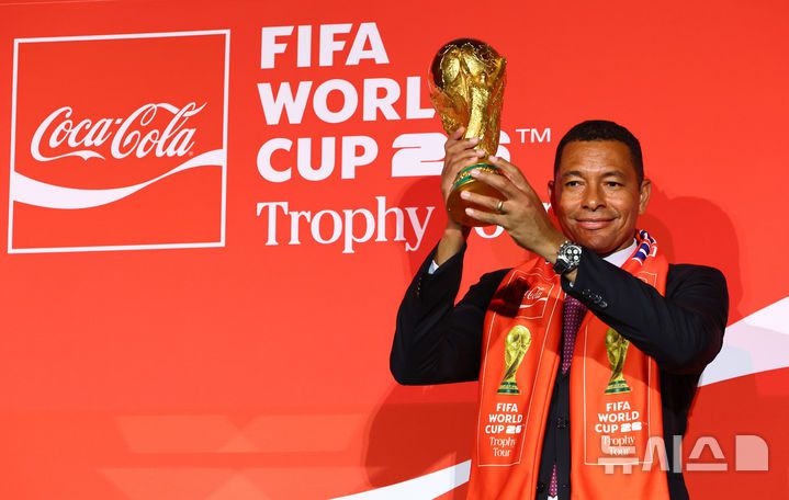 [서울=뉴시스] 황준선 기자 = FIFA 글로벌 홍보대사인 전 브라질 축구 국가대표 지우베르투 시우바가 16일 오후 서울 용산구 CGV용산아이파크몰에서 열린 FIFA 월드컵 트로피 투어 미디어 간담회에서 FIFA 월드컵 트로피를 들어 올리고 있다. 2026.01.16. hwang@newsis.com