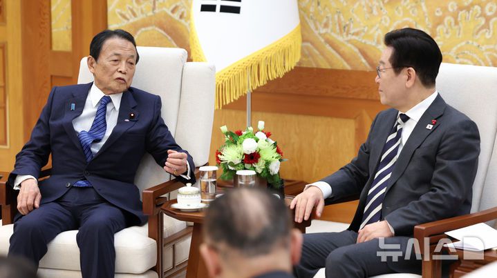 [서울=뉴시스] 고범준 기자 = 이재명 대통령이 16일 청와대 본관에서 아소 다로 전 일본 총리를 접견하고 있다. (청와대통신사진기자단) 2026.01.16. bjko@newsis.com