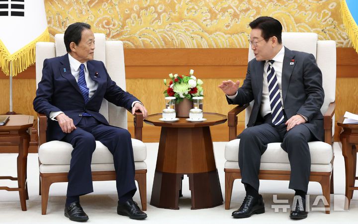 [서울=뉴시스] 고범준 기자 = 이재명 대통령이 16일 청와대 본관에서 아소 다로 전 일본 총리를 접견하고 있다. (청와대통신사진기자단) 2026.01.16. bjko@newsis.com