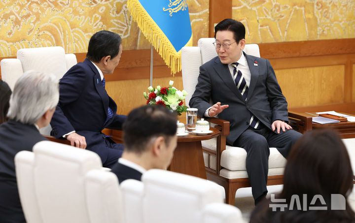 [서울=뉴시스] 고범준 기자 = 이재명 대통령이 16일 청와대 본관에서 아소 다로 전 일본 총리를 접견하고 있다. (청와대통신사진기자단) 2026.01.16. bjko@newsis.com