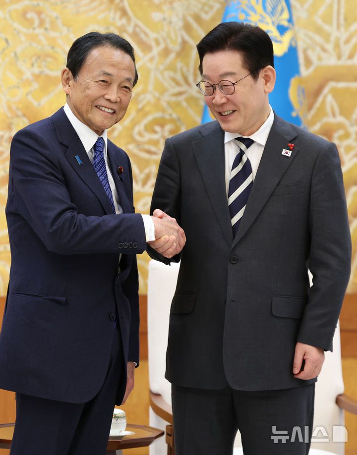 [서울=뉴시스] 고범준 기자 = 이재명 대통령이 16일 청와대 본관에서 아소 다로 전 일본 총리를 접견에 앞서 악수하고 있다. (청와대통신사진기자단) 2026.01.16. bjko@newsis.com