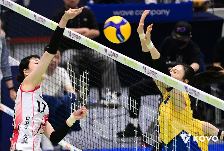 [서울=뉴시스] 여자 프로배구 현대건설 양효진(오른쪽)이 16일 수원체육관에서 열린 진에어 2025~2026 V-리그 여자부 정관장과의 경기에서 블로킹을 시도하고 있다. (사진=KOVO 제공) 2026.01.16. *재판매 및 DB 금지