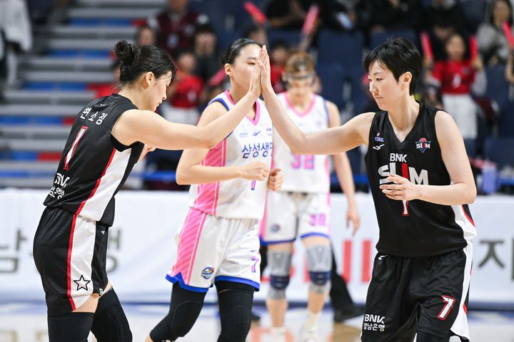 [서울=뉴시스] 여자프로농구 부산 BNK의 박혜진(오른쪽). (사진=WKBL 제공)