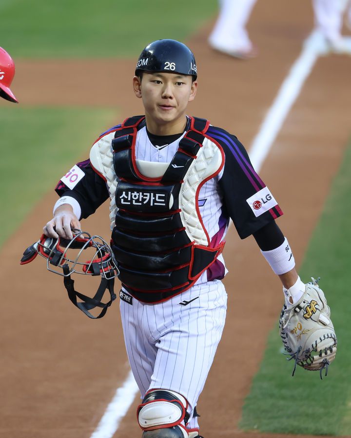 [서울=뉴시스] 프로야구 LG 트윈스의 이주헌이 4일 서울 잠실구장에서 열린 2025 신한 쏠뱅크 KBO리그 KIA 타이거즈와의 경기에서 포수 위치로 걸어가고 있다. (사진=LG 트윈스 제공) 2025.04.04. *재판매 및 DB 금지