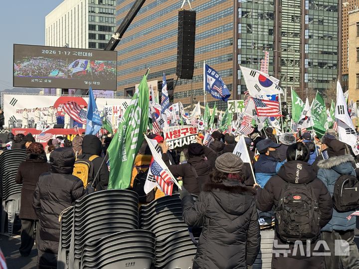 [서울=뉴시스]신유림 기자=보수 단체인 전광훈 사랑제일교회 목사가 주도하는 대한민국바로세우기운동본부(대국본)와 자유통일당이 17일 오전 11시30분께부터 서울 종로구 광화문 동화면세점 앞에서 집회를 열고 있다. 2025.11.17. spicy@newsis.com