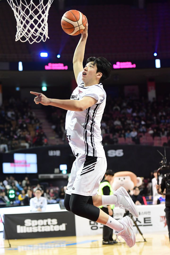 [서울=뉴시스] 2025~2026시즌 LG전자 프로농구 올스타전 전야제에 참가한 팀 루키의 윤기찬(KCC). (사진=KBL 제공)