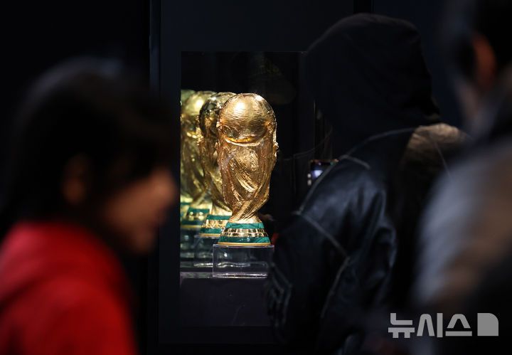 [서울=뉴시스] 배훈식 기자 = 코카-콜라 '오리지널 FIFA 월드컵™ 트로피'가 일반에 공개된 17일 오전 서울 용산구 CGV 용산아이파크몰을 찾은 시민들이 공식 트로피를 관람하고 있다. 2026.01.17. dahora83@newsis.com