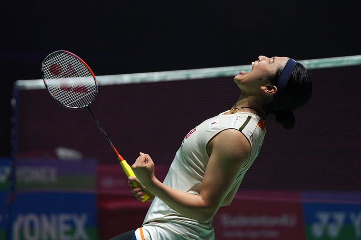 [뉴델리=AP/뉴시스] 안세영(1위)이 18일(현지 시간) 인도 뉴델리에서 열린 2026 세계배드민턴연맹(BWF) 월드투어 슈퍼 750 인도오픈 여자 단식 결승에서 왕즈이(2위·중국)를 물리친 후 환호하고 있다. 안세영이 2-0(21-13 21-11)으로 승리하며 대회 2연패를 달성했다. 2026.01.18.