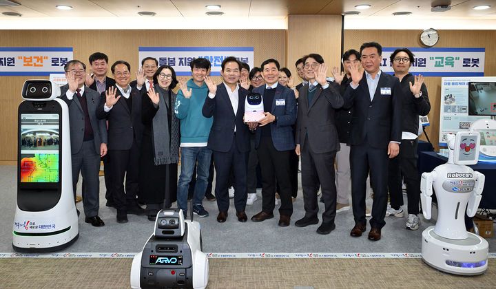 [안동=뉴시스] 지난해 11월 경북도청에서 열린 AI 스마트 돌봄 로봇 전시회. (사진=경북도 제공) 2026.01.18. photo@newsis.com *재판매 및 DB 금지