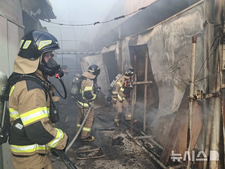 [영덕=뉴시스] 안병철 기자 = 지난 17일 오전 8시40분께 경북 영덕군 축산면 한 축사에서 화재가 발생했다.(사진=경북소방본부 제공) 2026.01.18. photo@newsis.com