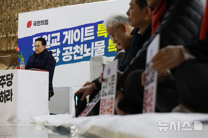 [서울=뉴시스] 고승민 기자 = 단식투쟁 4일째인 장동혁 국민의힘 대표가 18일 서울 여의도 국회 로텐더홀에서 자리에 앉아 생각에 잠겨 있다. 2026.01.18. kkssmm99@newsis.com