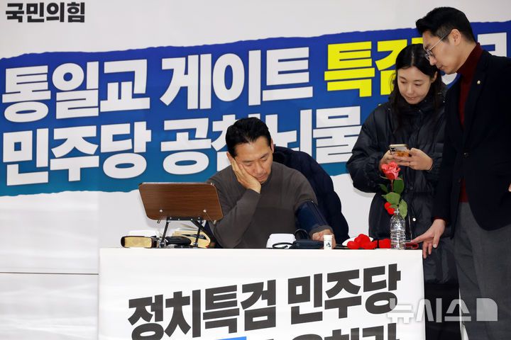 [서울=뉴시스] 고승민 기자 = 단식투쟁 4일째인 장동혁 국민의힘 대표가 18일 서울 여의도 국회 로텐더홀에서 혈압을 재고 있다. 2026.01.18. kkssmm99@newsis.com