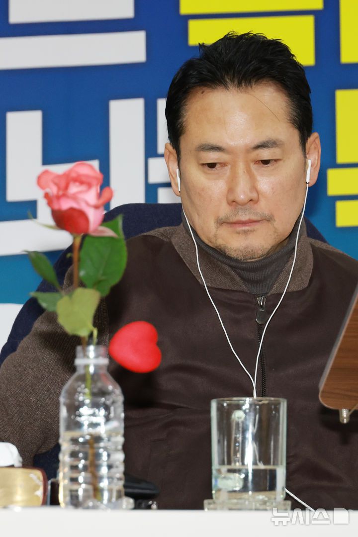 [서울=뉴시스] 고승민 기자 = 단식투쟁 4일째인 장동혁 국민의힘 대표가 18일 서울 여의도 국회 로텐더홀에서 생각에 잠겨 있다. 2026.01.18. kkssmm99@newsis.com