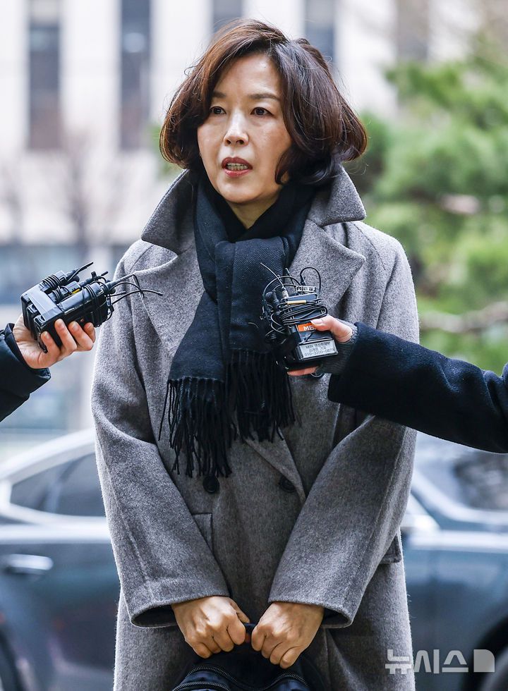 [서울=뉴시스] 정병혁 기자 = 공천 헌금 의혹을 받는 김경 서울시의원이 18일 서울 마포구 공공범죄수사대에서 경찰 조사를 받기위해 출석하며 취재진 질문에 답하고 있다. 2026.01.18. jhope@newsis.com