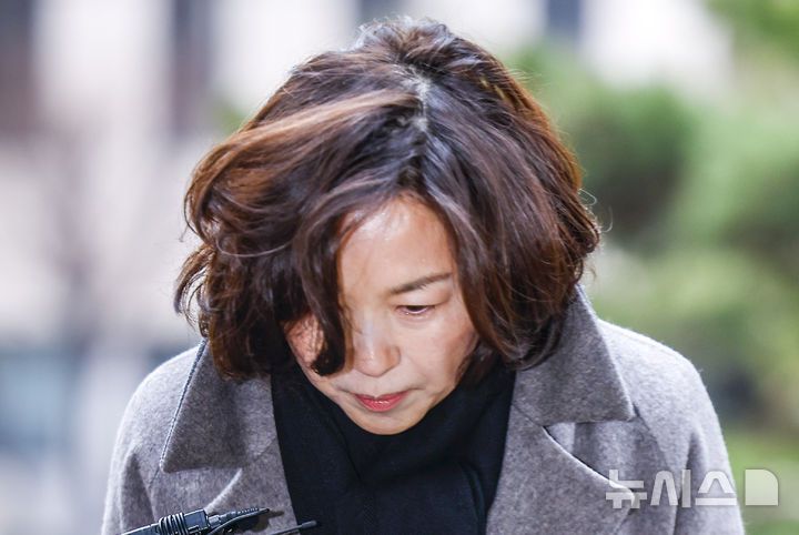 [서울=뉴시스] 정병혁 기자 = 공천 헌금 의혹을 받는 김경 서울시의원이 18일 서울 마포구 공공범죄수사대에서 경찰 조사를 받기위해 출석하며 고개를 숙이고 있다. 2026.01.18. jhope@newsis.com