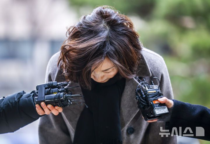 [서울=뉴시스] 정병혁 기자 = 공천 헌금 의혹을 받는 김경 서울시의원이 18일 서울 마포구 공공범죄수사대에서 경찰 조사를 받기위해 출석하며 고개를 숙이고 있다. 2026.01.18. jhope@newsis.com