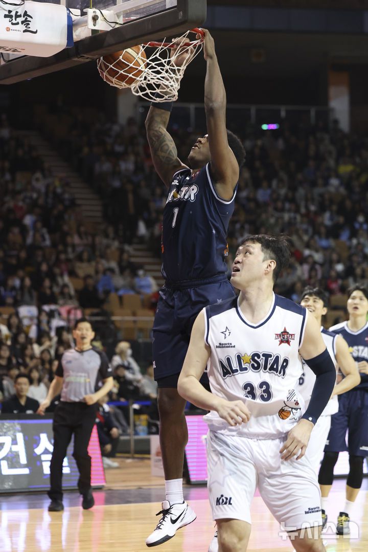 [서울=뉴시스] 김근수 기자 = 18일 오후 서울 송파구 잠실실내체육관에서 열린 2025-2026 LG전자 프로농구 올스타전 TEAM 브라운 대 TEAM 코니의 경기, TEAM 브라운 네이던 나이트가 덩크슛을 하고 있다. 2026.01.18. ks@newsis.com