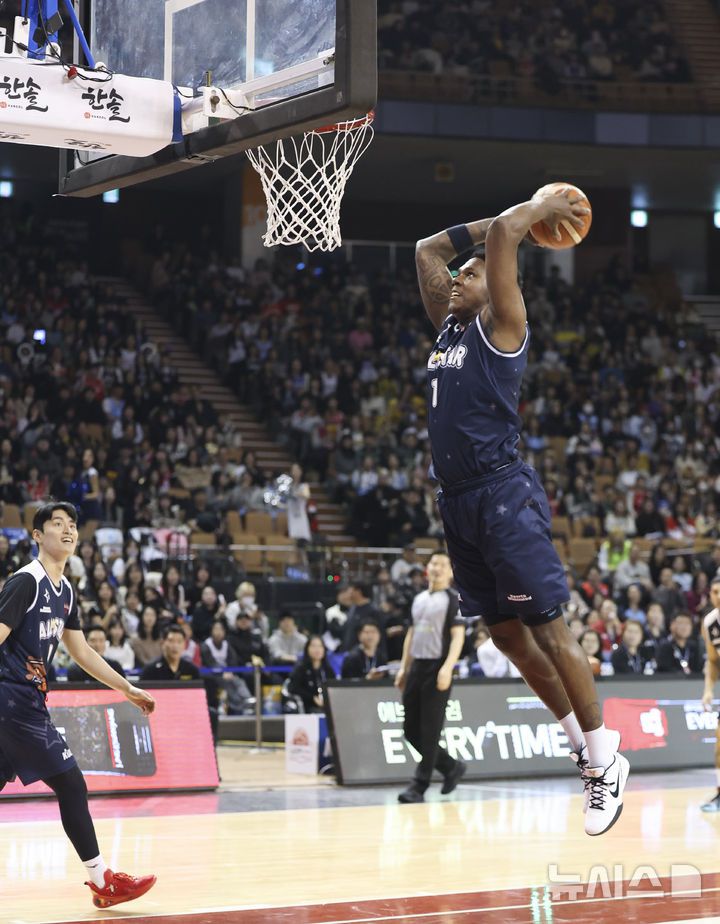 [서울=뉴시스] 김근수 기자 = 18일 오후 서울 송파구 잠실실내체육관에서 열린 2025-2026 LG전자 프로농구 올스타전 TEAM 브라운 대 TEAM 코니의 경기, TEAM 브라운 네이던 나이트가 덩크슛을 하고 있다. 2026.01.18. ks@newsis.com