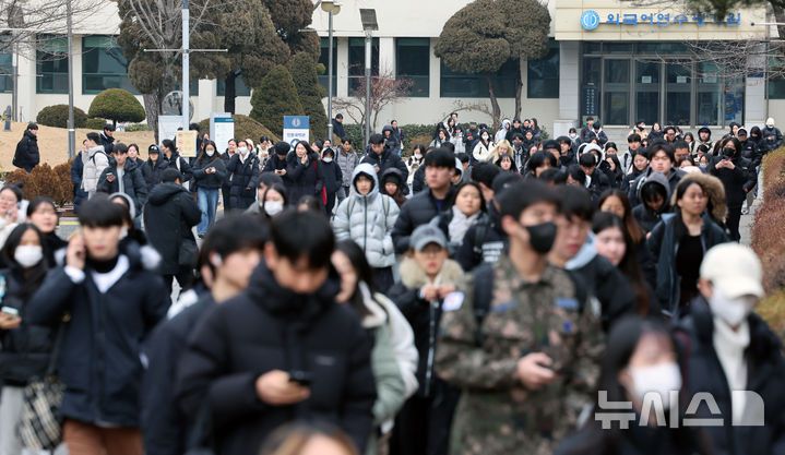[서울=뉴시스] 조성우 기자 = 18일 오후 서울 동대문구 한국외국어대학교 서울캠퍼스에서 2026학년도 편입학 필기고사를 치른 수험생들이 고사장을 나서고 있다. 2026.01.18. xconfind@newsis.com