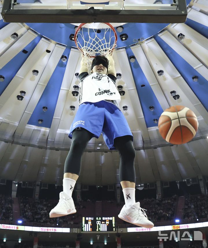 [서울=뉴시스] 김근수 기자 = 18일 오후 서울 송파구 잠실실내체육관에서 열린 2025-2026 LG전자 프로농구 올스타전 TEAM 브라운 대 TEAM 코니의 경기, 덩크슛 콘테스트에서 서울삼성 조준희가 덩크슛을 하고 있다.  2026.01.18. ks@newsis.com