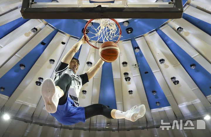 [서울=뉴시스] 김근수 기자 = 18일 오후 서울 송파구 잠실실내체육관에서 열린 2025-2026 LG전자 프로농구 올스타전 TEAM 브라운 대 TEAM 코니의 경기, 덩크슛 콘테스트에서 서울삼성 조준희가 덩크슛을 하고 있다.  2026.01.18. ks@newsis.com