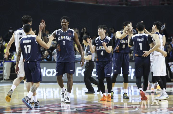 [서울=뉴시스] 김근수 기자 = 18일 오후 서울 송파구 잠실실내체육관에서 열린 2025-2026 LG전자 프로농구 올스타전 TEAM 브라운 대 TEAM 코니의 경기에서 TEAM 브라운이 TEAM 코니를 131-109로 승리를 거두고 선수들끼리 인사를 나누고 있다.  2026.01.18. ks@newsis.com