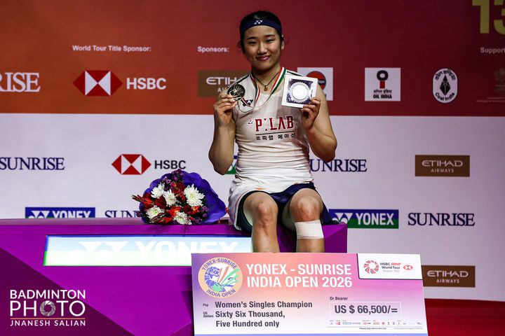 [서울=뉴시스] 이영환 기자 = 안세영이 18일(현지 시간) 인도 뉴델리 인디라 간디 스포츠 콤플렉스에서 열린 2026 세계배드민턴연맹(BWF) 월드 투어 인도오픈(슈퍼 750) 결승에서 왕즈이를 게임 점수 2-0(21-13 21-11)으로 제압하고 우승을 차지한 후 기념촬영을 하고 있다. (사진=대한배드민턴협회 제공) 2026.01.18. photo@newsis.com *재판매 및 DB 금지